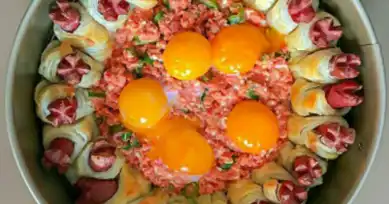 Milföy Hamurlu Sosisli Menemen Tarifi