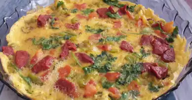 Lezzetli Sebzeli Sucuklu Omlet Tarifi
