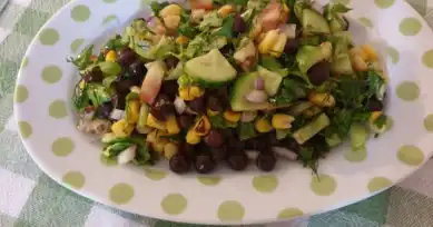 Nefis Siyah Nohutlu Salata Tarifi