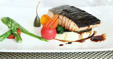 Sote Ispanaklı Patates Püresiyle Tavada Somon