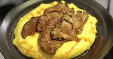 İstiridye Mantarı ve Zerdeçal Soslu Patates Püresi