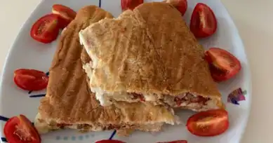 Hızlı ve Lezzetli: Sucuklu Kavurmalı Tost Tarifi
