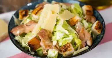 Nefis Tavuklu Sezar Salata Tarifi