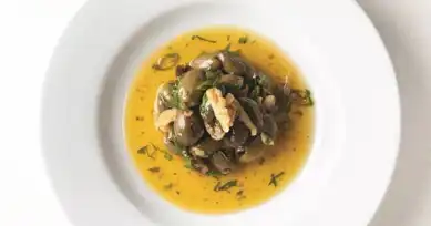 Taze Zahterli Zeytin Salatası Tarifi
