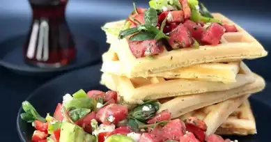 Tuzlu Waffle Tarifi: Pazar Kahvaltılarınıza Lezzet Katacak!