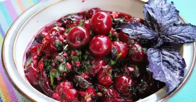 Yazın Ferahlatıcı Lezzeti: Vişne Döymeci Salatası
