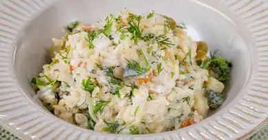 Pratik ve Lezzetli Yoğurtlu Arpa Şehriye Salatası Tarifi
