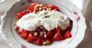 Nefis Yoğurtlu Köz Biber Salatası Tarifi