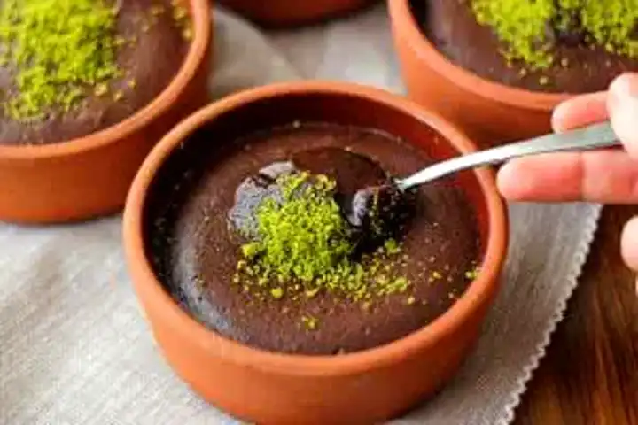 Güveçte Akışkan Çikolatalı Sufle Tarifi