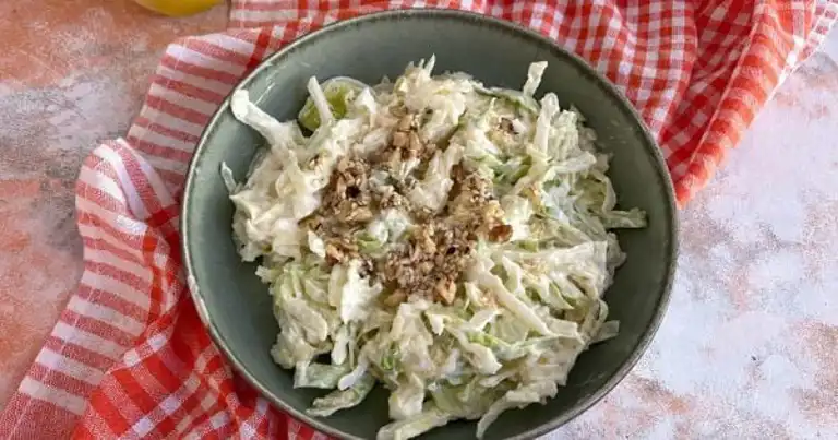 Nefis Ayvalı Marul Salatası Tarifi