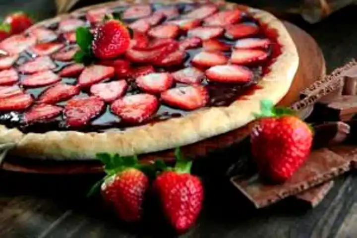 Çilekli & Bitter Çikolatalı Pizza Tarifi