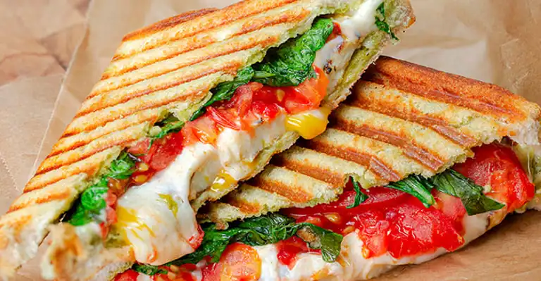 Çeşitli Peynirlerle Lezzet Şöleni: Bol Peynirli Tost Tarifi