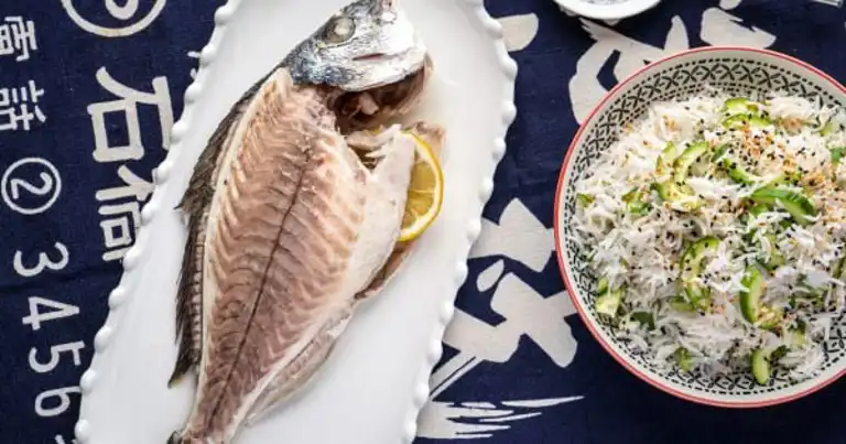 Buharda Pişmiş Lezzetli Balık ve Pirinç Salatası