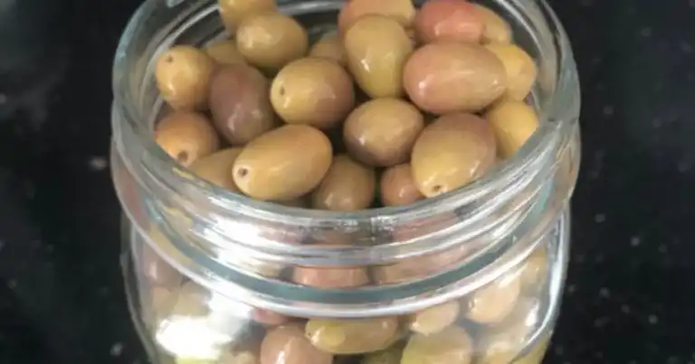 Evde Yapılan Nefis Yeşil Zeytin Turşusu Tarifi