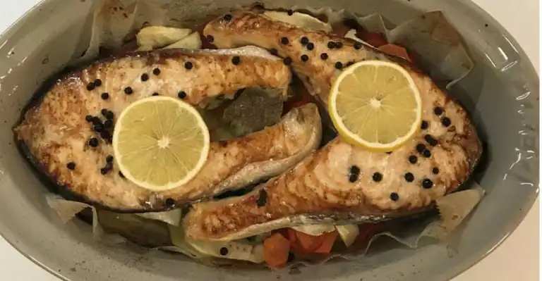Fırında Sebzelerle Pişmiş Lezzetli Somon