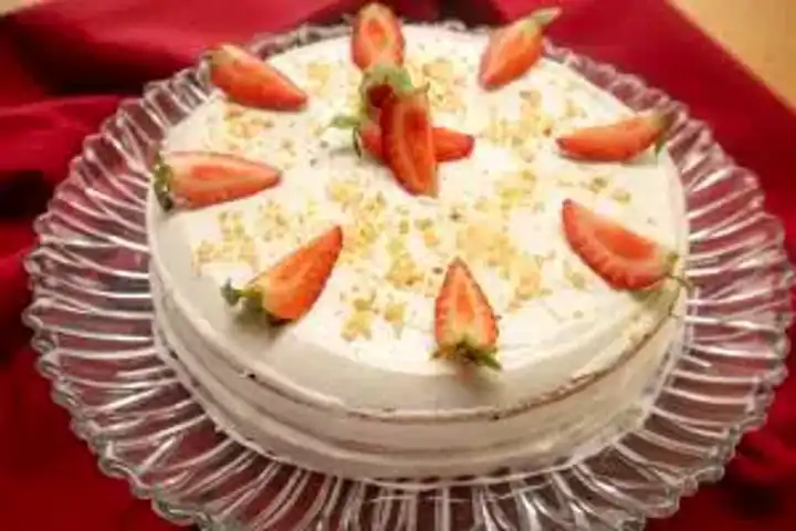 Hazır Kekle Pratik Yaş Pasta Tarifi