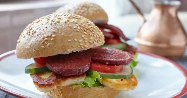 Nefis Hellimli Sucuk Burger Tarifi
