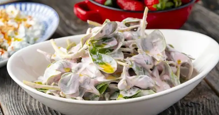 Yazın Ferah Lezzeti: Çilek Soslu Semizotu Salatası