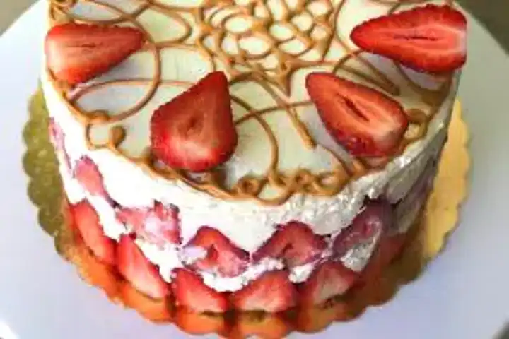 Nefis Çilekli Kolay Pasta Tarifi