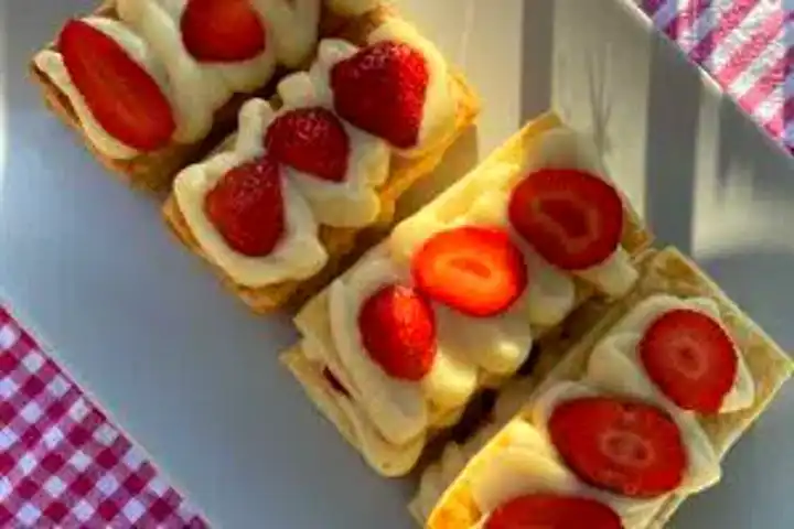 Nefis Çilekli Milföy Pasta Tarifi