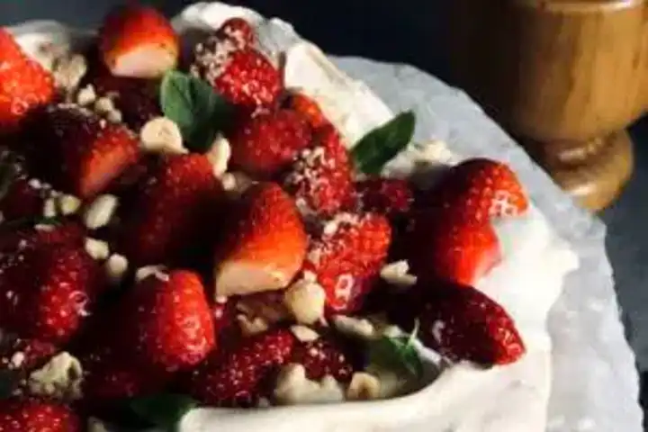 Nefis Çilekli Pavlova Tarifi