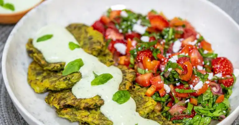 Yaz Akşamı için Lezzetli Semizotlu Mücver ve Çilekli Salata Tarifi