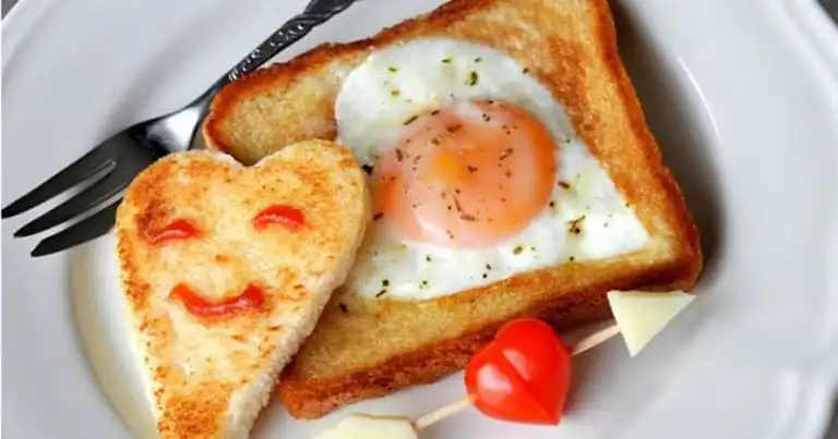 Kalp Şeklinde Romantik Yumurta Kahvaltısı