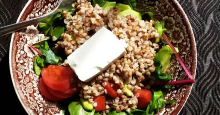 Pratik ve Lezzetli Karabuğdaylı Fit Salata Tarifi