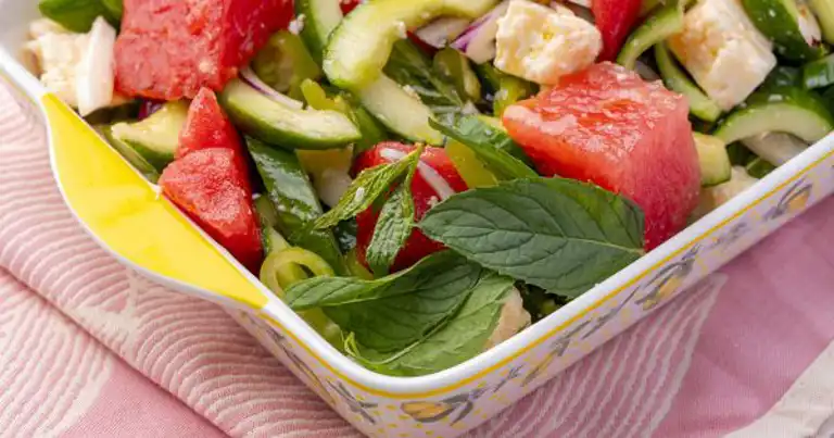 Yaz Güneşinin Tadı: Karpuz ve Peynir Salatası Tarifi