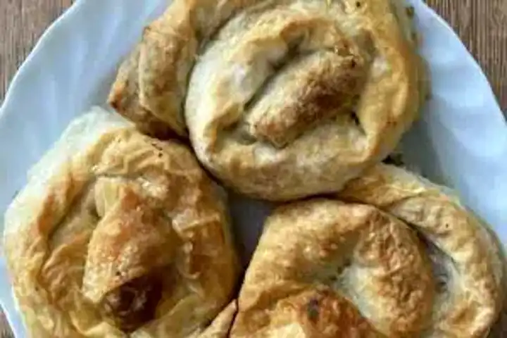 Nefis Kıymalı Gül Böreği Tarifi