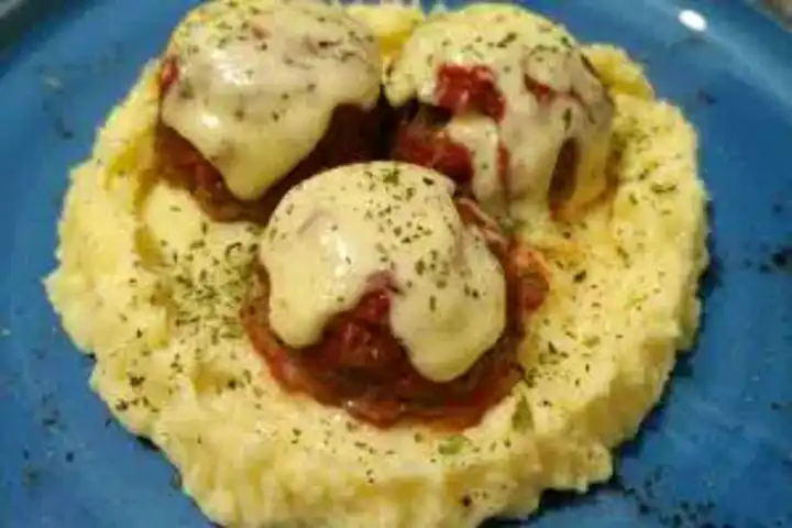 Fırında Mantarlı Domates Soslu Köfte Tarifi