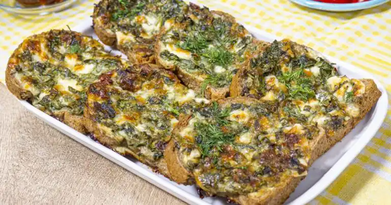 Fırında 10 Dakikada Otlu Peynirli Yumurtalı Ekmek Tarifi