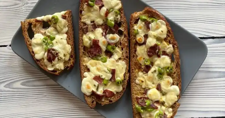 Lezzetli Pastırmalı Yumurtalı Ekmek Tarifi