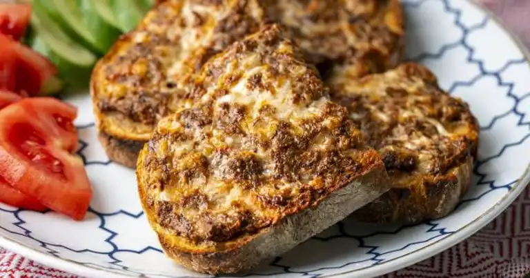 Fırında Kıymalı Peynirli Ekmek (Prensesa Tarifi)