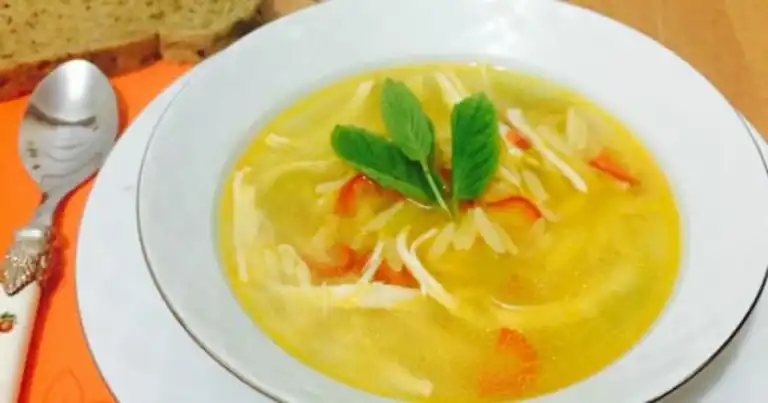 Arpa Şehriyeli Lezzetli Tavuk Suyu Çorbası Tarifi