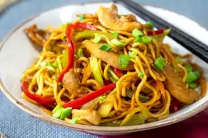 Nefis Tavuk Soslu Noodle Tarifi