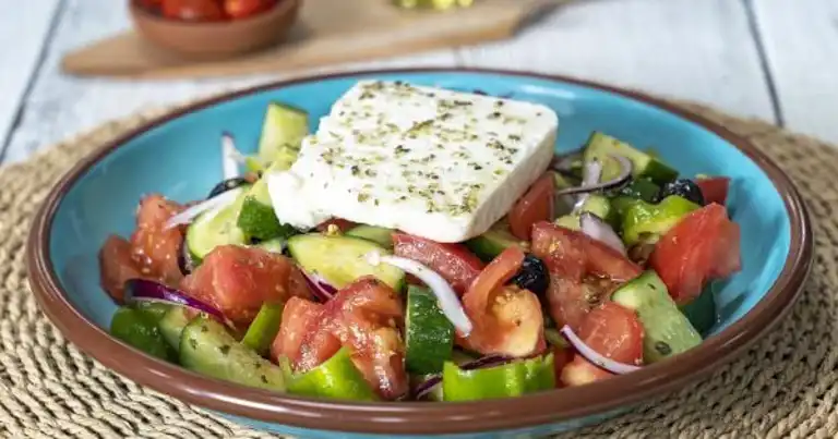Nefis Yunan Salatası Tarifi
